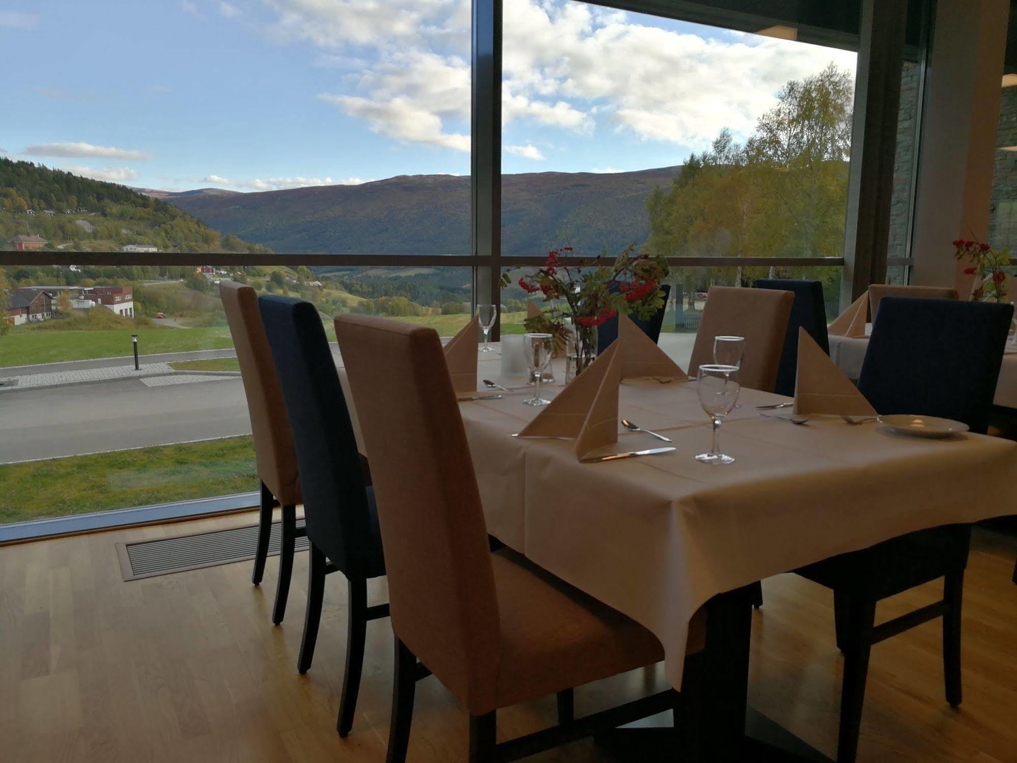 Dombas Hotel Екстериор снимка