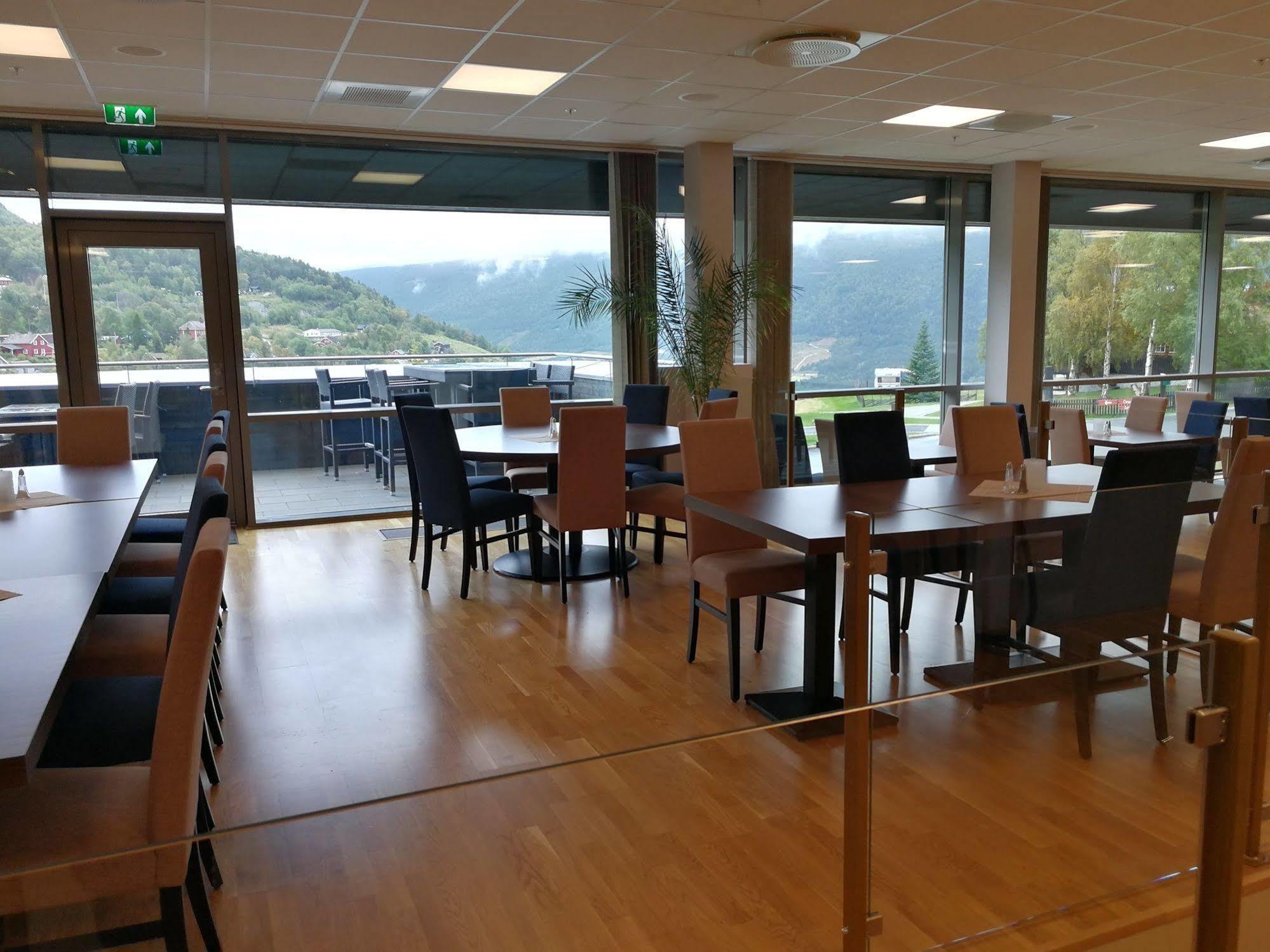 Dombas Hotel Екстериор снимка